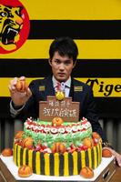 「大台突破」を祝ったケーキを手にする阪神・藤浪晋太郎＝阪神球団事務所（撮影・高部洋祐）