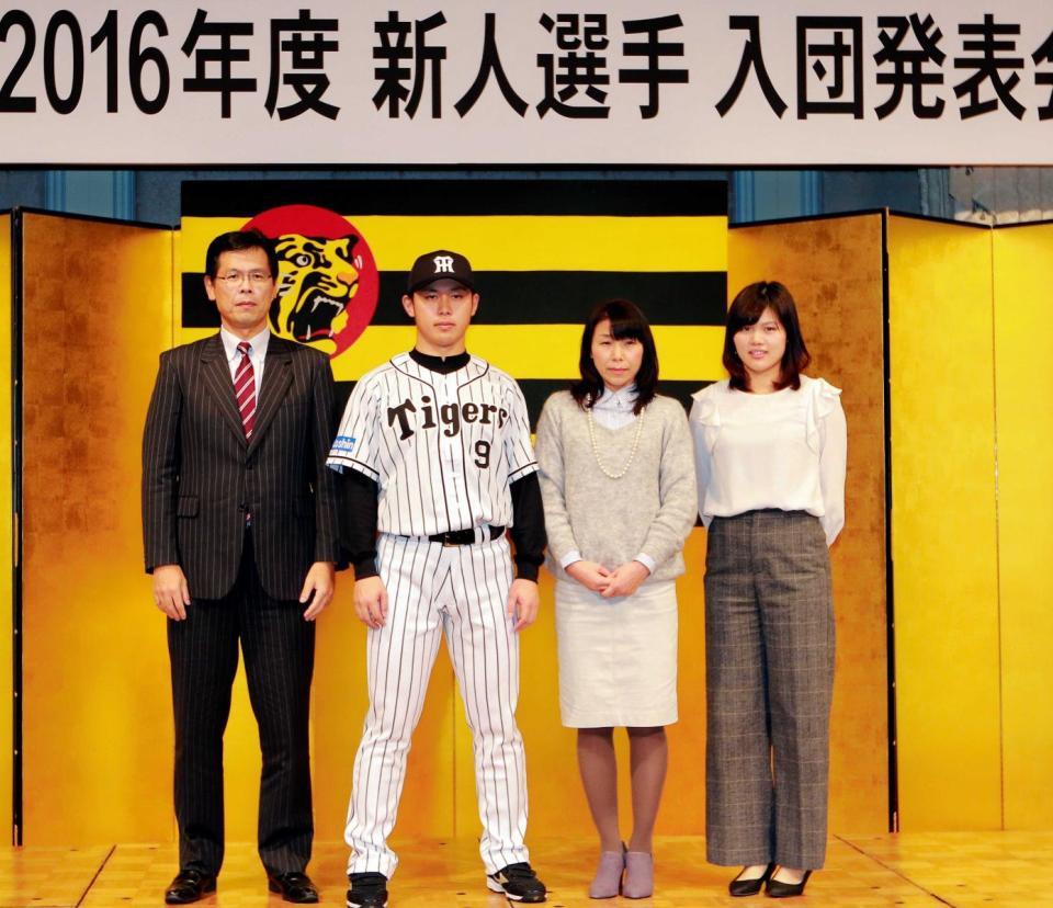 　高山（左から２人目）と家族