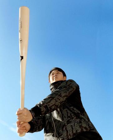 　青空の下、バットを振る高山（撮影・田中太一）