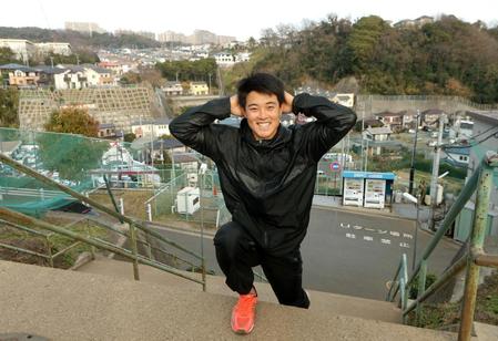 　階段を上り下半身を鍛える望月（撮影・田中太一）