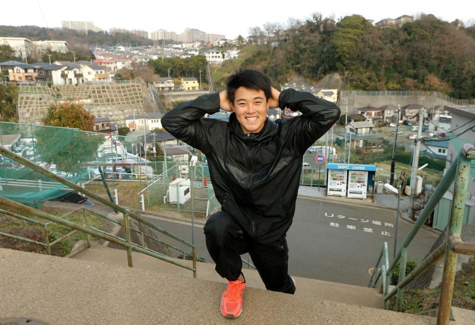 　階段を上り下半身を鍛える望月（撮影・田中太一）