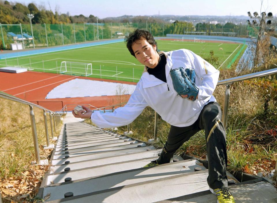 　陸上競技場を背に、投球フォームを披露する青柳