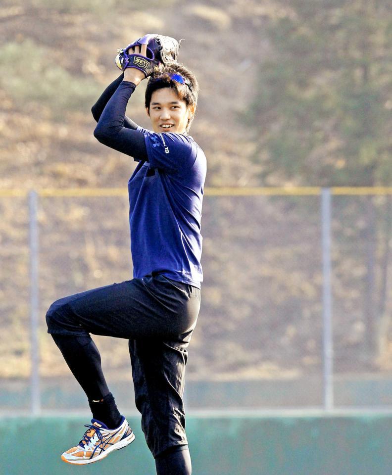 　キャッチボールをする藤浪（撮影・高部洋祐）