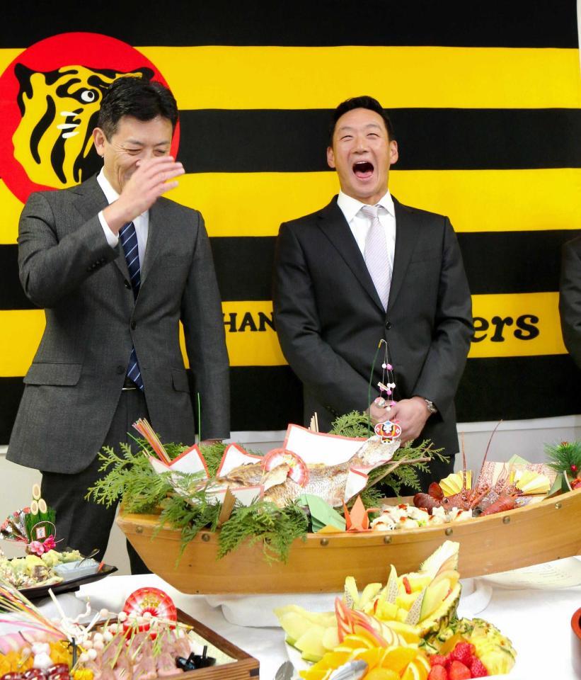 　年賀式のあいさつで、四藤球団社長（左）が“超変ソク”と言い間違い、大爆笑する金本監督（撮影・飯室逸平）
