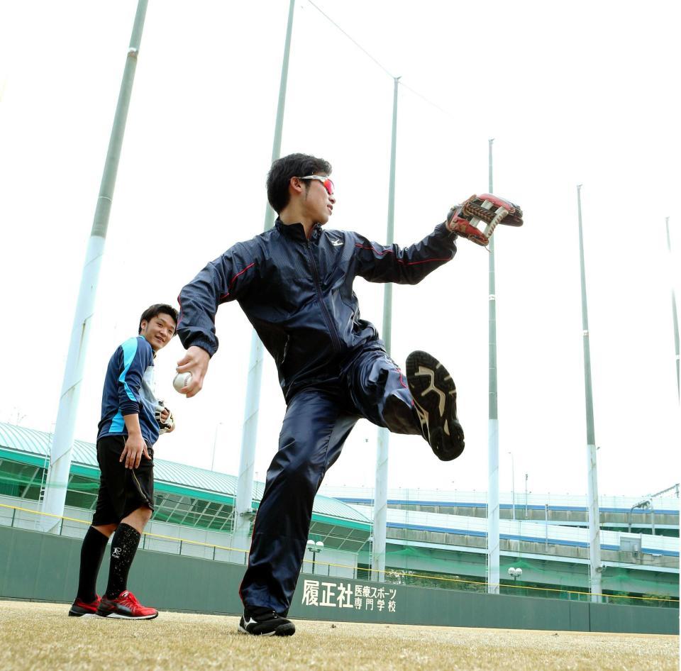 松田（左）らとキャッチボールする江越