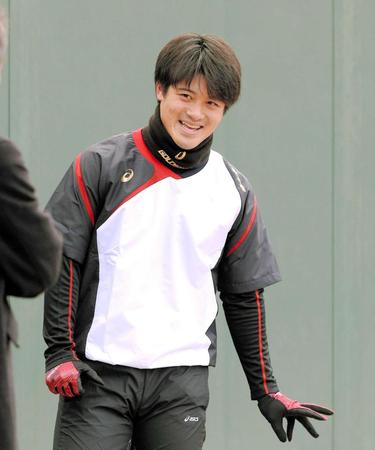 にこやかに身体を動かす坂本