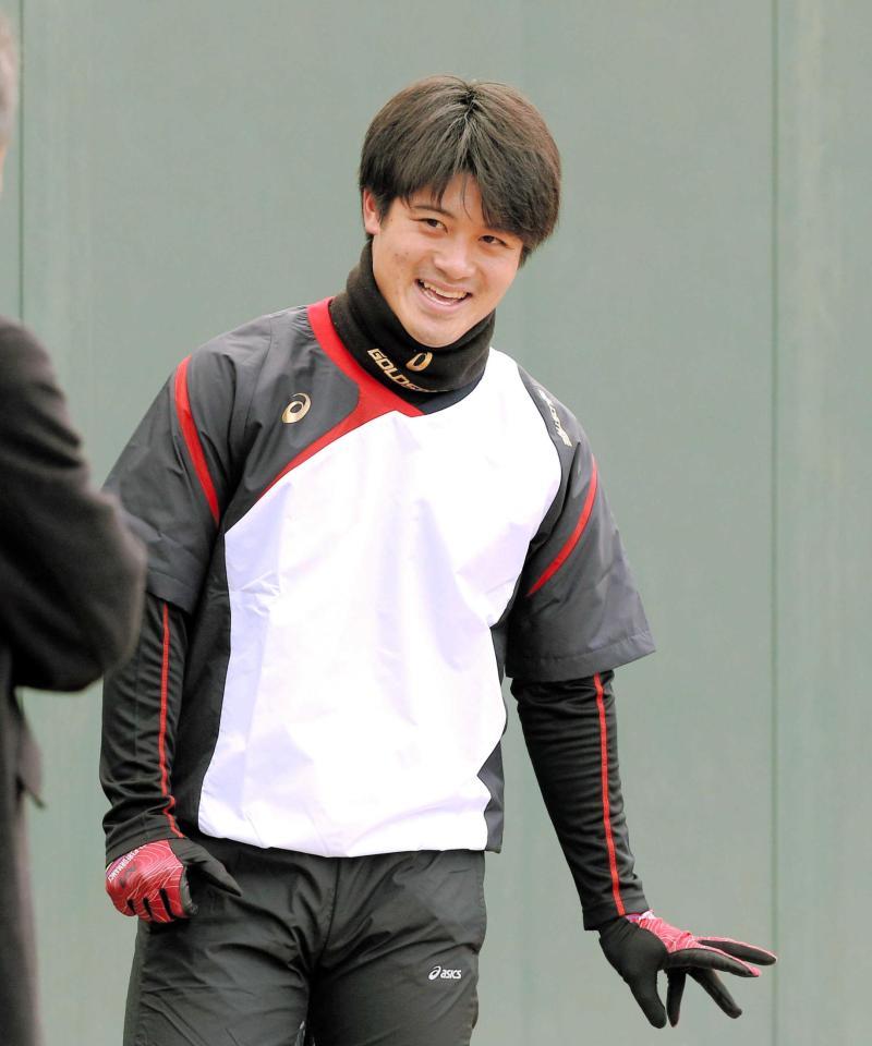 にこやかに身体を動かす坂本