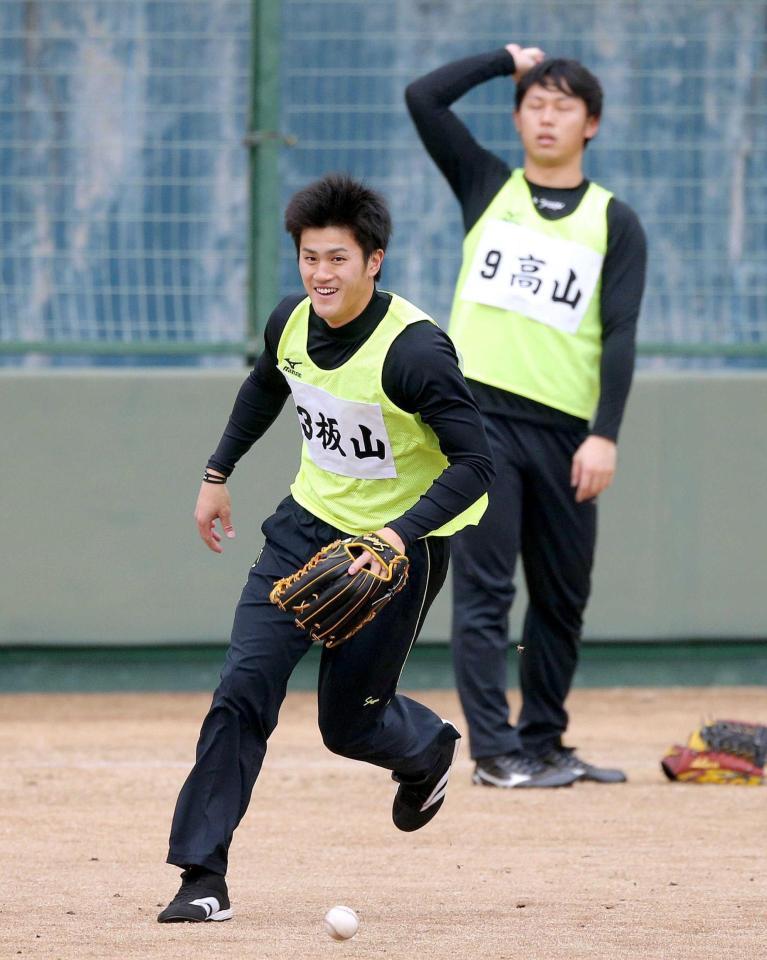 　高山（奥）の打球を追う板山