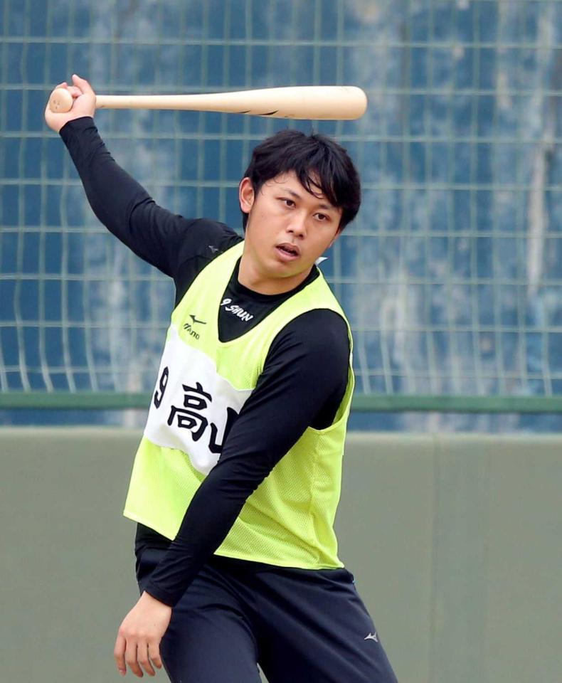 　打撃練習でバットを振る高山（撮影・田中太一）　