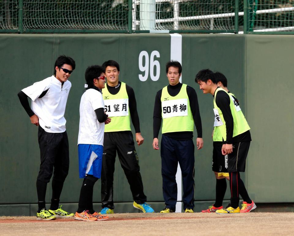 あいさつに来た新人たちと談笑する阪神・藤浪晋太郎（左）と阪神・岩貞祐太＝鳴尾浜（撮影・飯室逸平）