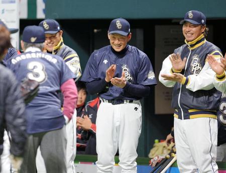 始球式を終えた巨人・長嶋茂雄終身名誉監督（３番）に拍手を贈る阪神・金本知憲監督＝ヤフオクドーム（撮影・佐藤厚）