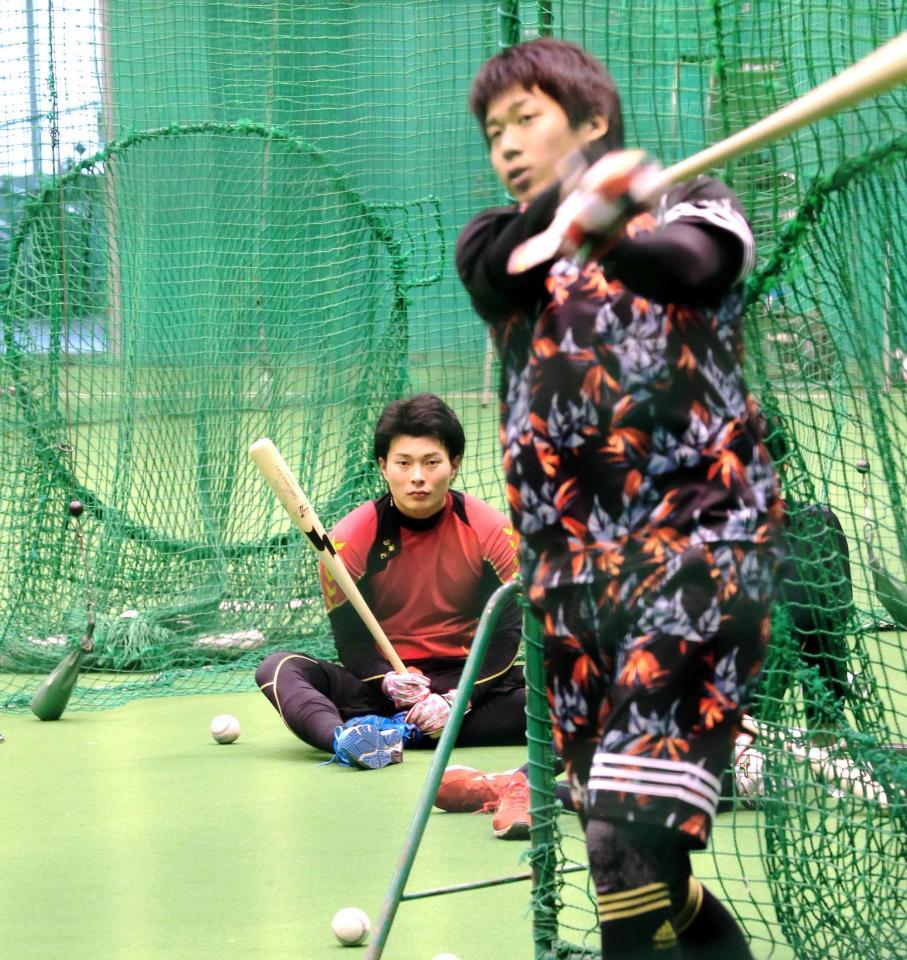 　真剣なまなざしで山田の打撃練習を見つめる北條