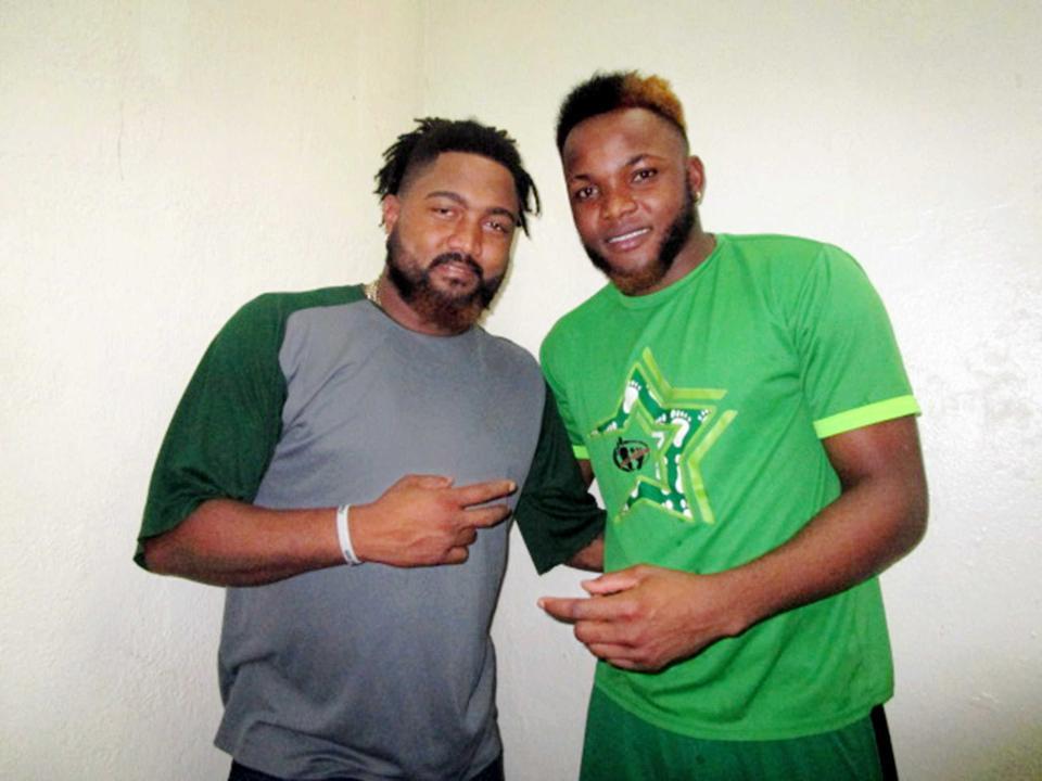 　阪神入団が決定済のマテオ（左）と獲得に向けて調査中のドリス