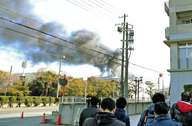 鳴尾浜騒然…阪神高速で車両から黒煙