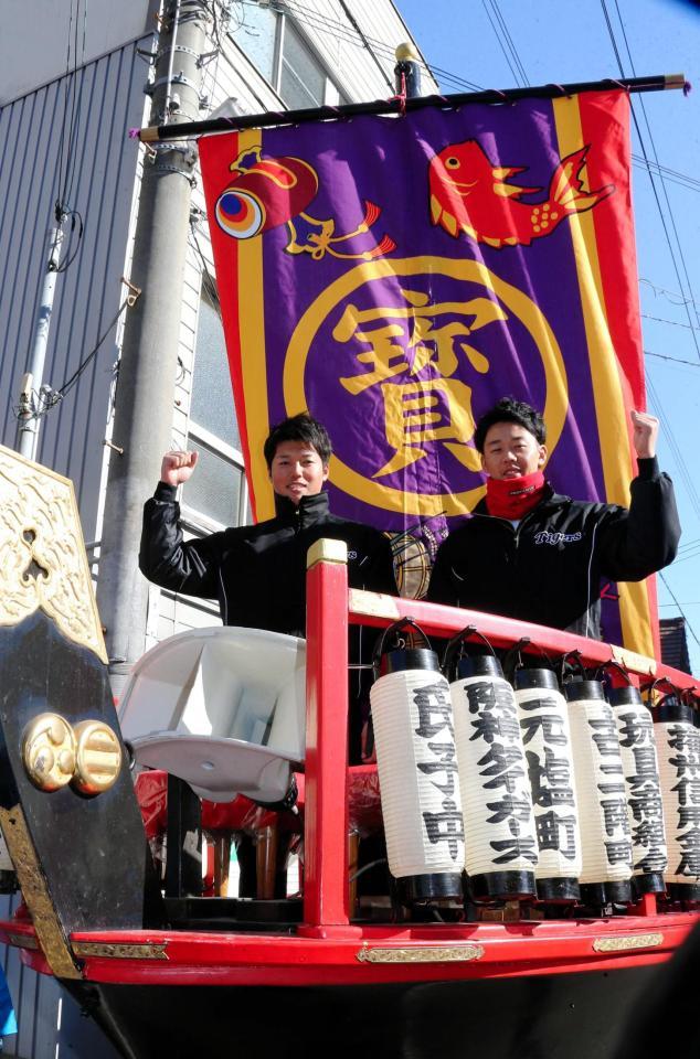 宝船の上でポーズを決める阪神の伊藤和雄（左）と金田和之＝兵庫県姫路市の射楯兵主神社（撮影・持木克友）