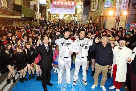 　震災復興イベントで地元の人たちとポーズを決める（左から）歳内と江越＝西神戸センター街（撮影・北村雅宏）