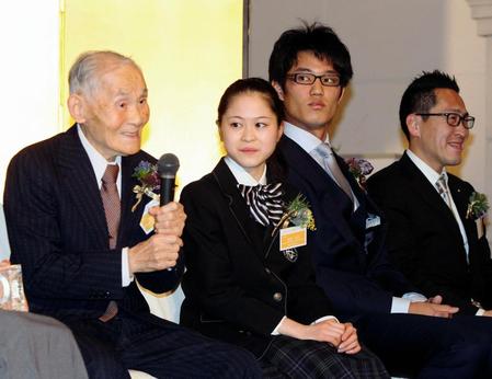 １０５歳の陸上選手・宮崎秀吉（左）の話に耳を傾ける藤浪晋太郎（右から２人目）と宮原知子（同３人目）＝大阪市内のホテル（撮影・高部洋祐）