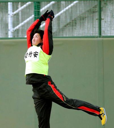 　体をのけ反らせて全身を鍛える竹安