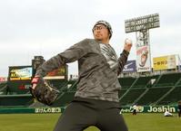 久々の甲子園球場でキャッチボールをする阪神・岩田稔＝甲子園（撮影・田中太一）