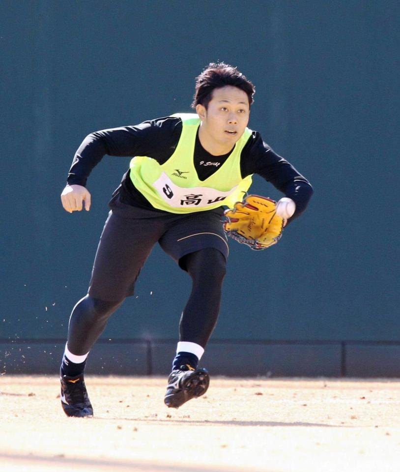 ダッシュ一番、好捕する高山