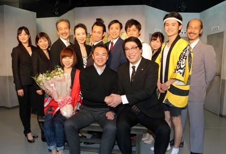 　観劇の後、嶋尾氏（中央右）と握手し記念写真に納まる和田ＳＡ