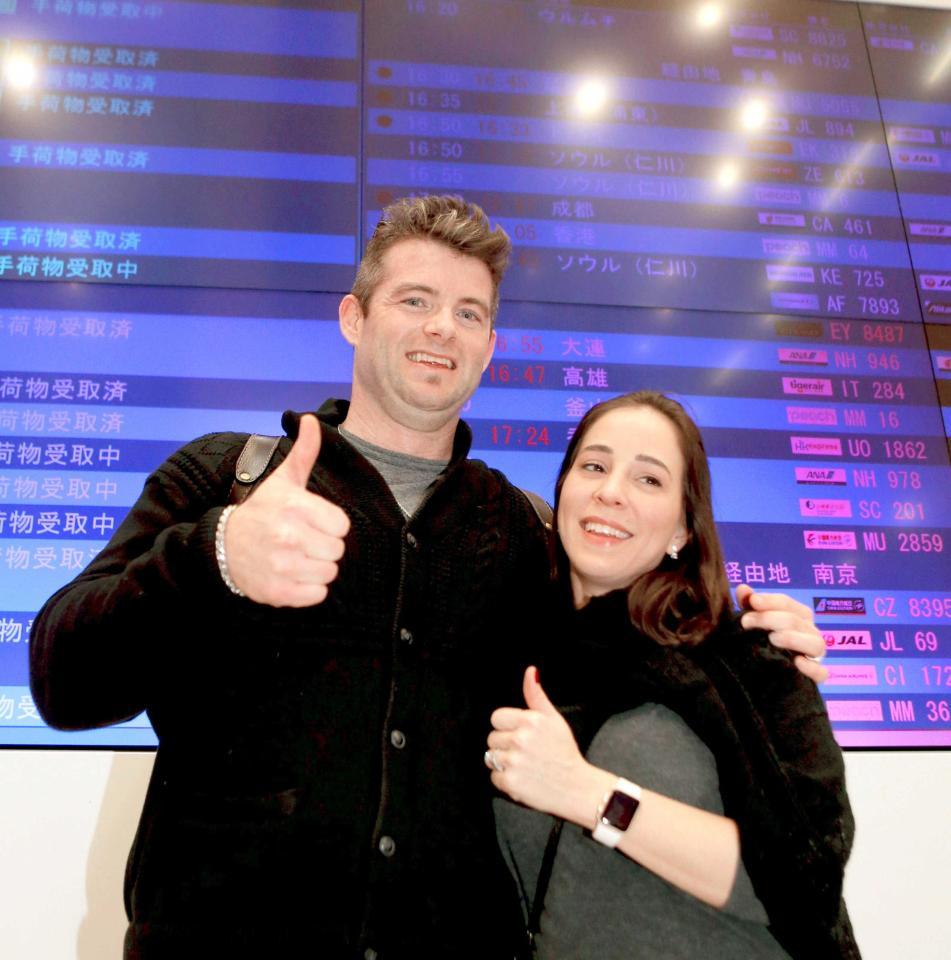 　来日し、サムアップポーズで笑顔を見せるヘイグとエリカ夫人（撮影・田中太一）