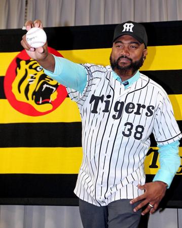 投球フォームを披露するマテオ