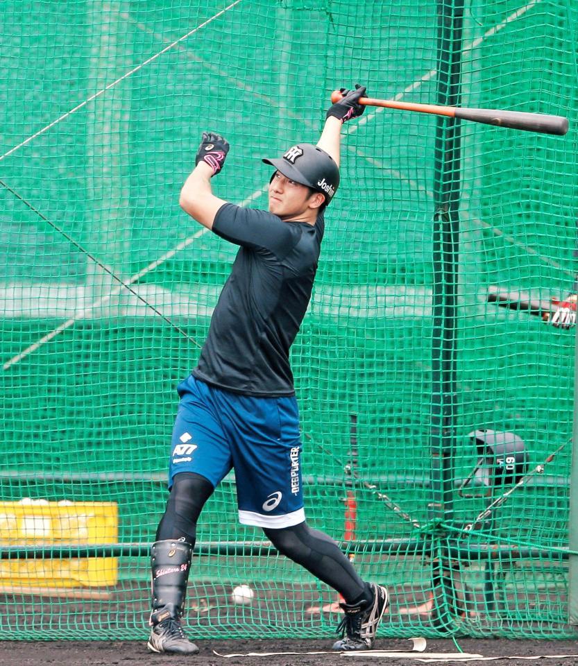 　。フリー打撃で“宜野座１号”を放つ横田