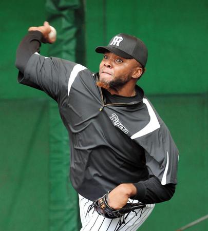 ブルペンで力投する阪神　ラファエル・ドリス