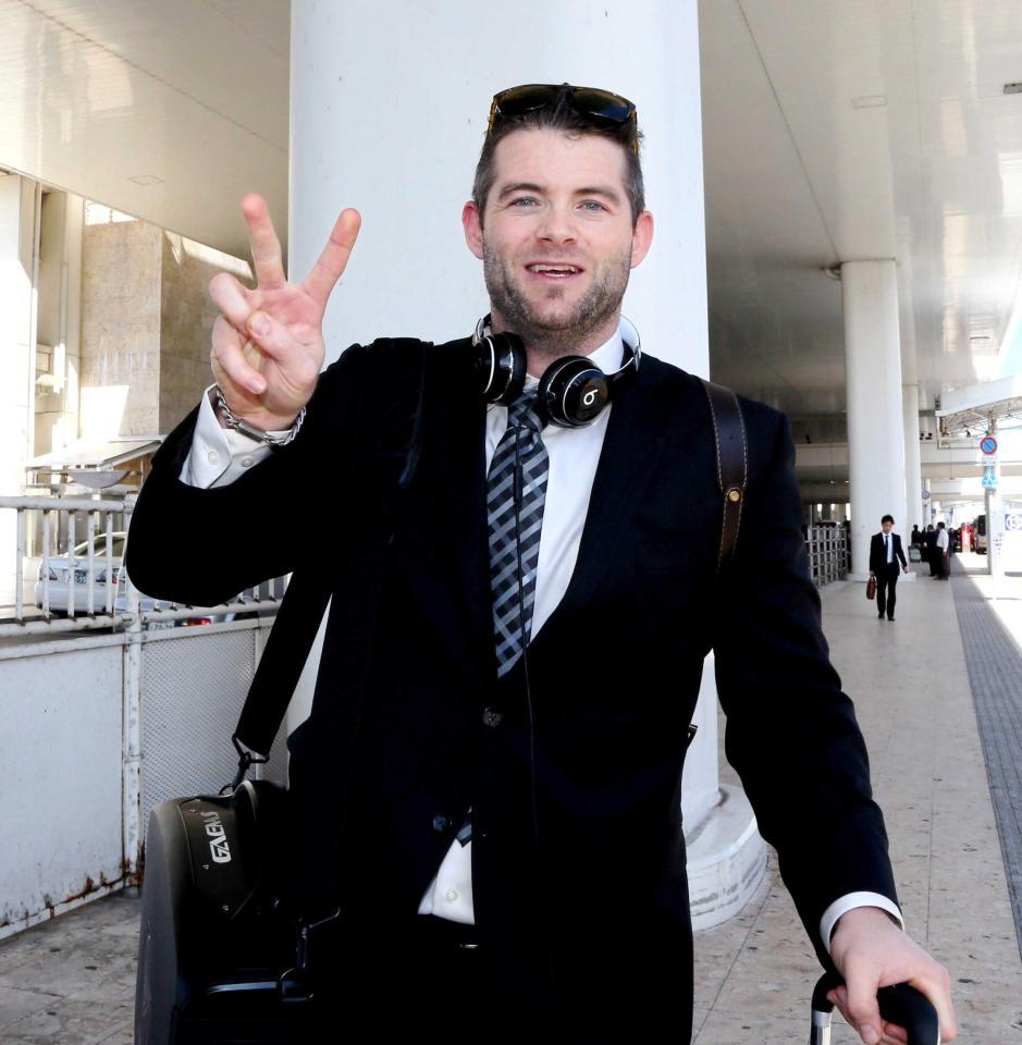 　沖縄に到着し、カメラに向かってＶサインするヘイグ（撮影・高部洋祐）