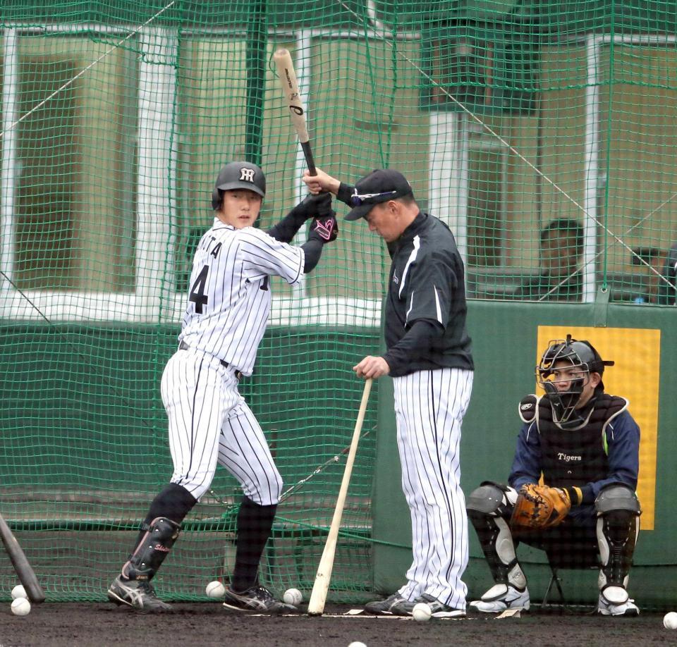 　打撃ケージの中で金本監督（右）から指導を受ける横田（撮影・田中太一）