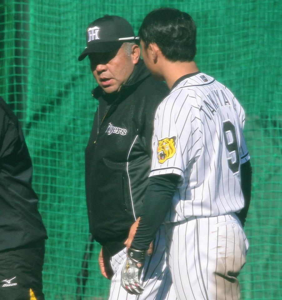 フリー打撃を終えた阪神・高山俊（右）と会話する阪神・掛布雅之２軍監督＝安芸市営球場（撮影・北村雅宏）
