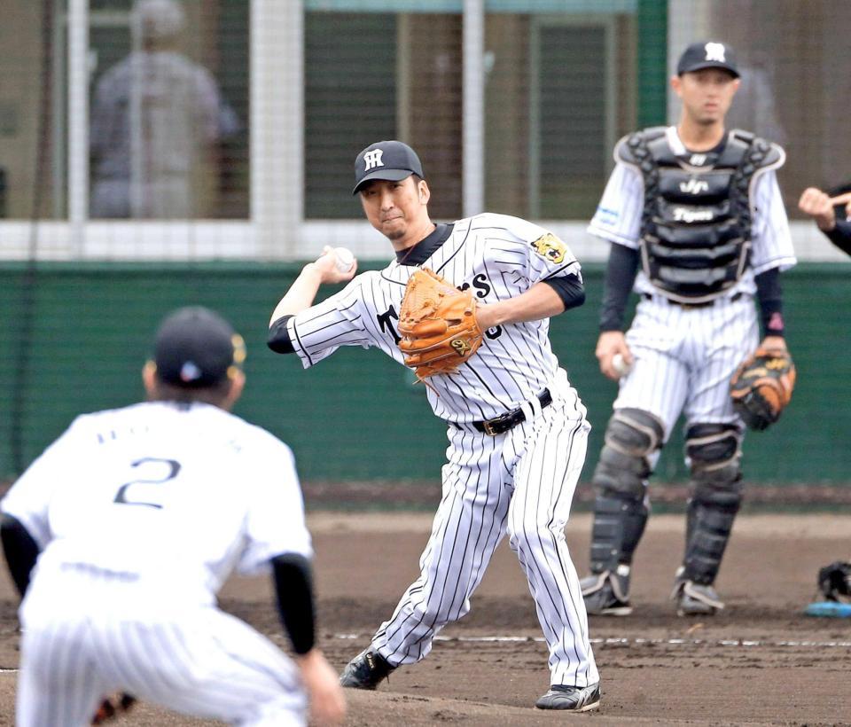 　投内連係で二塁へ送球する藤川（撮影・田中太一）　