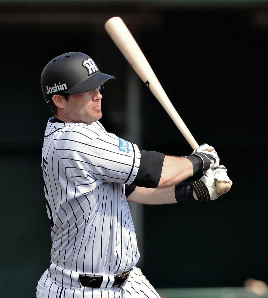 ３回、右前適時打を放つヘイグ＝沖縄・宜野座村野球場（撮影・西岡正）