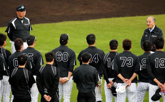 坂井オーナ-が宜野座キャンプを視察