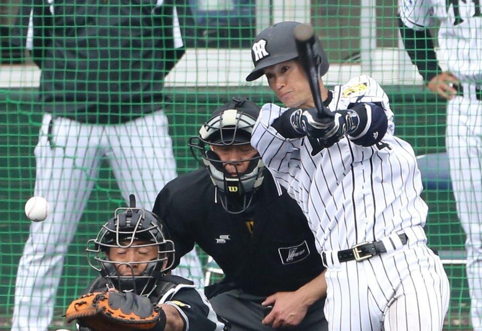 ３回、中前へ安打を放つ上本（撮影・田中太一）