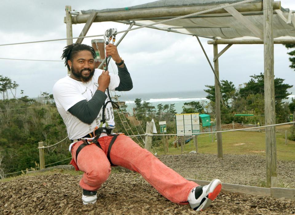 自然を背に休日を楽しむ阪神　マルコス・マテオ＝フォレストアドベンチャーＩＮ恩納（撮影・田中太一）