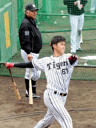 掛布２軍監督（左）の指導で劇的に変化した板山