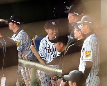 　体調を崩したＪＲ四国の選手を心配そうに見つめる阪神・掛布監督（右から３人目）と高山（中央）＝１４日、安芸