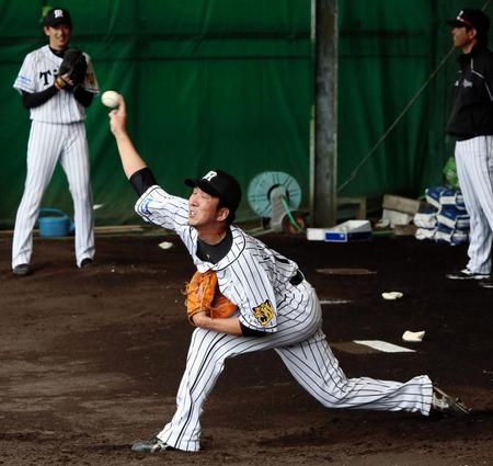 能見（左奥）と並び、ブルペンで投げ込む藤川（撮影・高部洋祐）