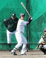 阪神・掛布雅之２軍監督（奥）の見守る中、シート打撃の打席に立つ阪神・高山俊＝安芸市営球場（撮影・北村雅宏）