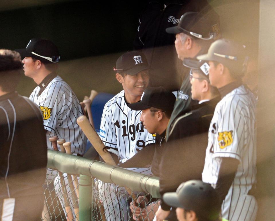 　体調を崩したＪＲ四国の選手を心配そうに見つめる阪神・掛布監督（右から３人目）と高山（中央）＝１４日、安芸