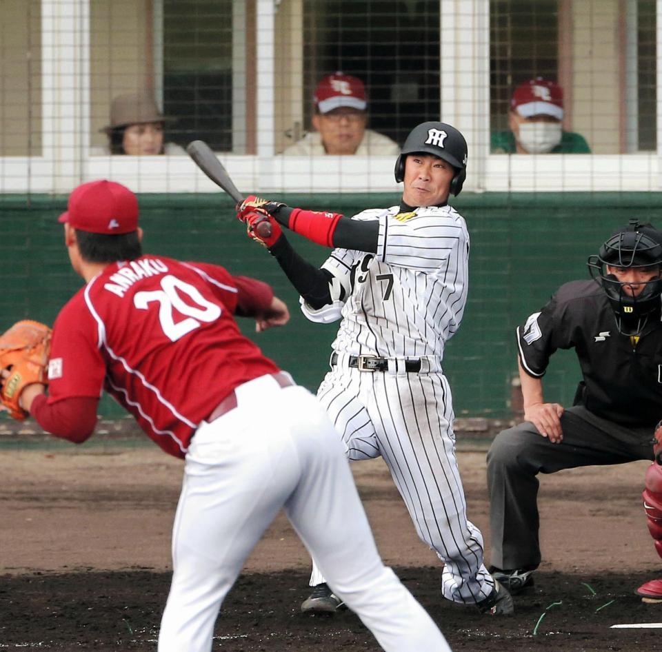 ３回阪神、１死二塁、楽天・安楽智大から２ランを放つ阪神・西岡剛＝宜野座（撮影・飯室逸平）