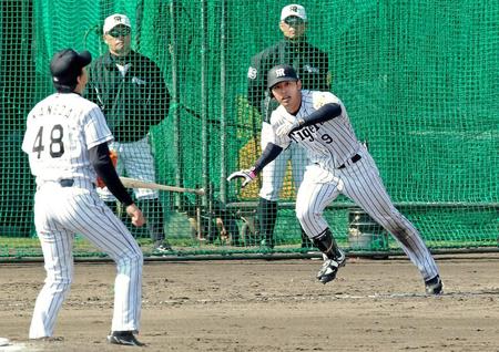 　中前打を放つ高山（投手・金田）