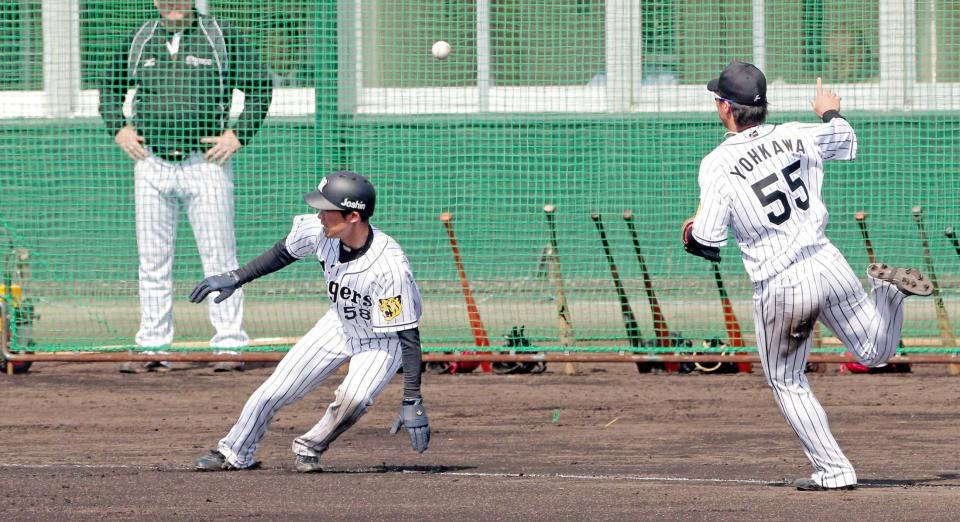 岡崎の空振りで帰塁できず、挟殺される荒木　