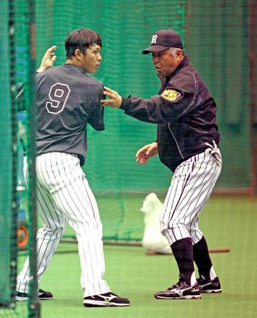 掛布２軍監督から打撃指導を受ける高山（左）＝撮影・持木克友