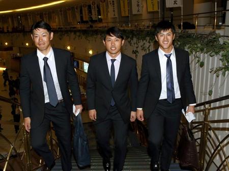 初々しい表情で宿舎入りする（左から）阪神・原口文仁、阪神・高山俊、阪神・板山祐太郎＝沖縄・読谷村内のホテル（撮影・田中太一）