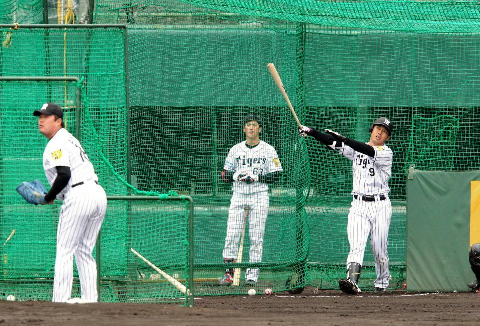 　打撃投手の安藤（左）を相手に快音を響かす高山（撮影・持木克友）