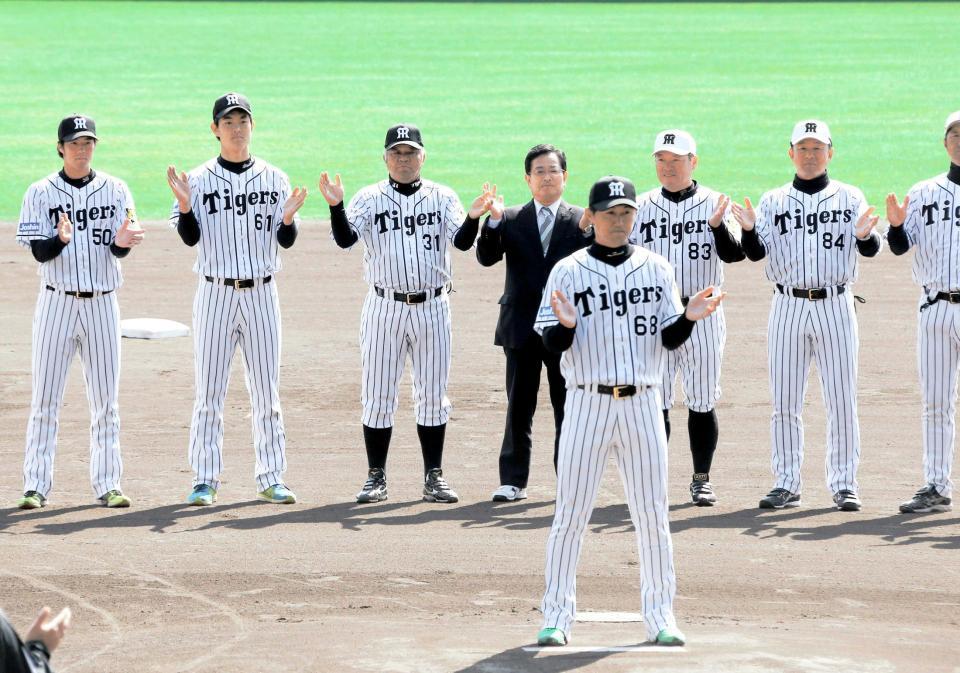 　俊介の一本締めで春季キャンプを打ち上げた阪神ナインと掛布２軍監督（左から３人目）右隣は横山安芸市長