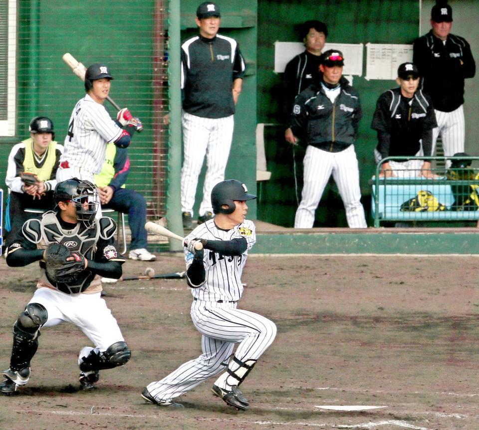 ９回、金本監督（奥右から２人目）らが見守る中、内野安打を放つ高山（左奥は横田）＝撮影・高部洋祐　　